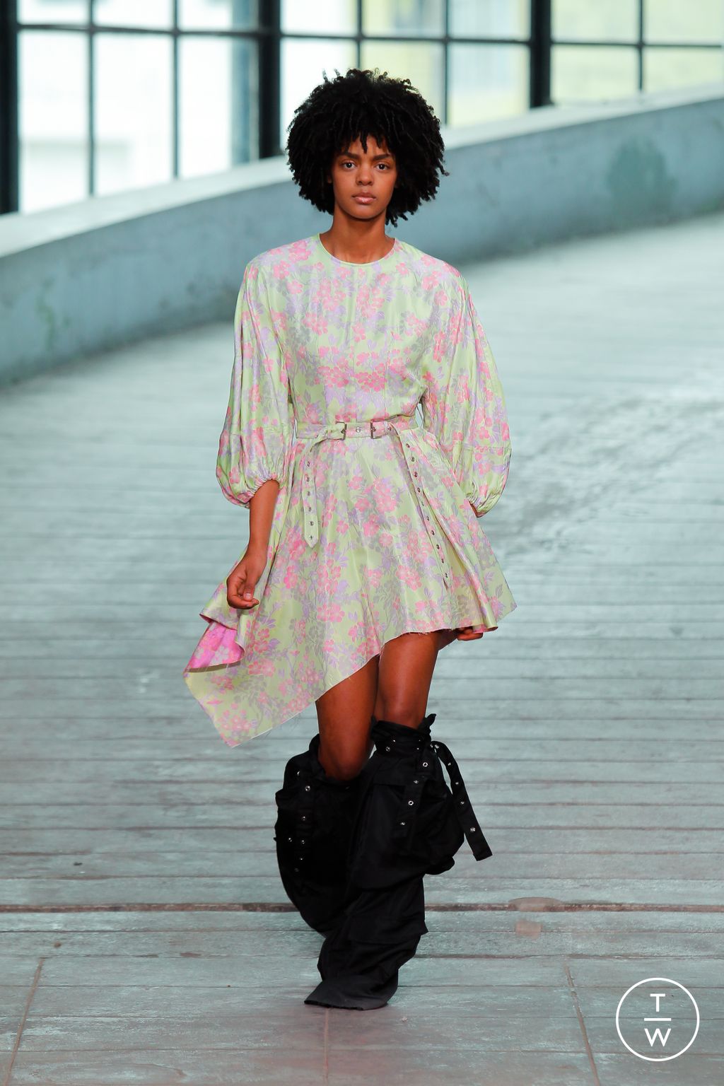 Fashion Week London Fall/Winter 2023 look 23 de la collection Marques' Almeida womenswear