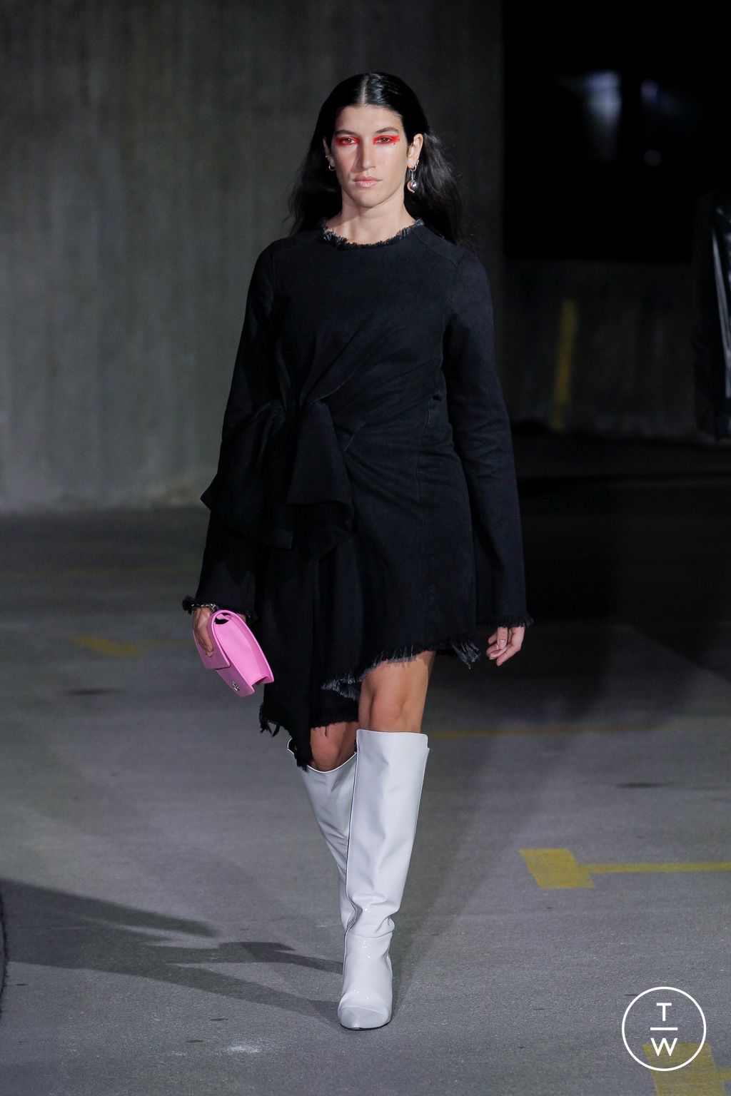 Fashion Week London Spring/Summer 2023 look 24 from the Marques' Almeida collection 女装