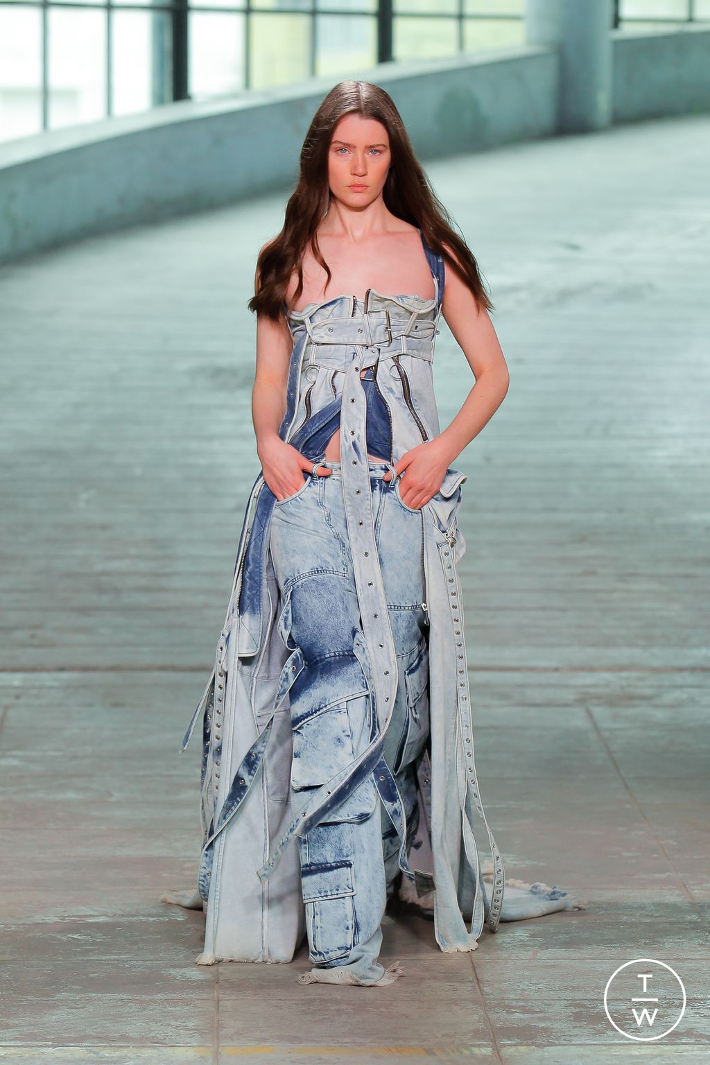 Fashion Week London Fall/Winter 2023 look 25 from the Marques' Almeida collection 女装