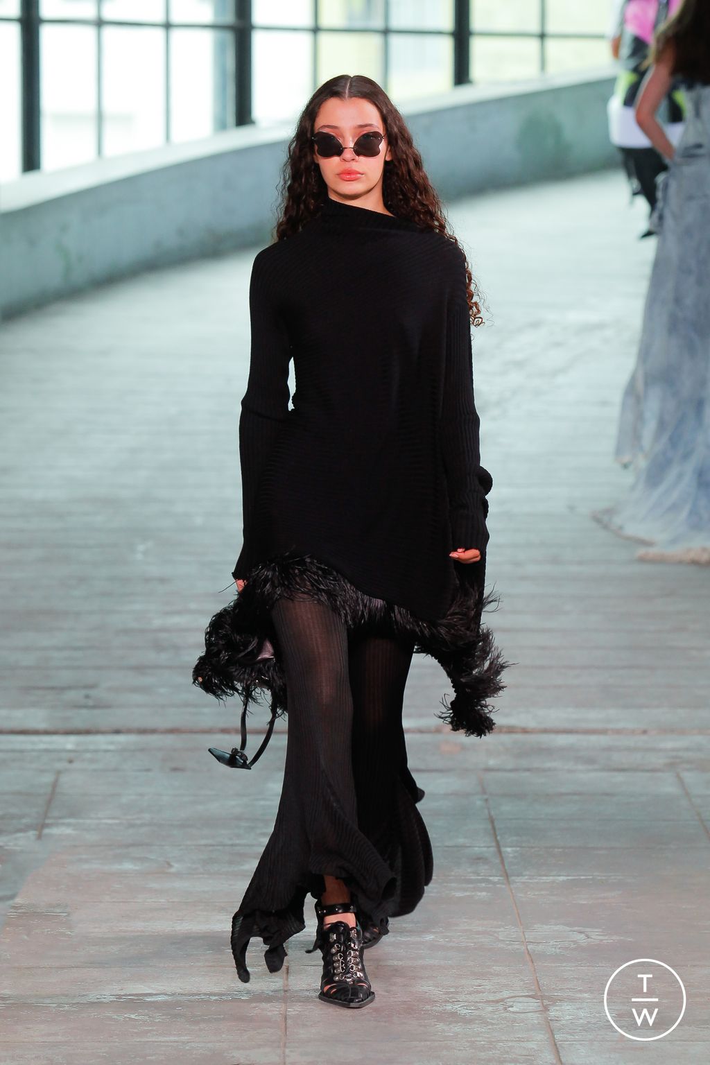 Fashion Week London Fall/Winter 2023 look 30 from the Marques' Almeida collection womenswear