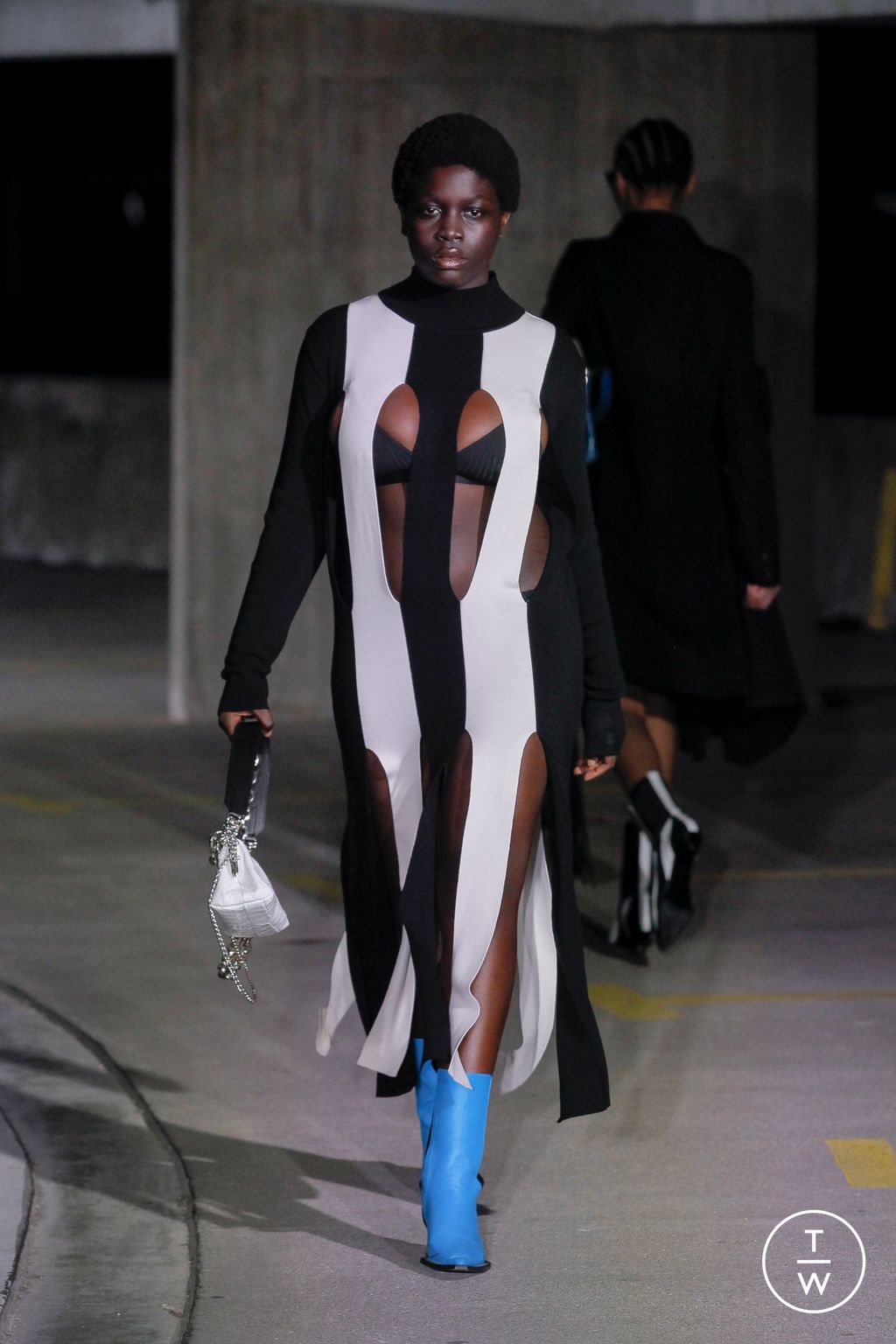 Fashion Week London Spring/Summer 2023 look 32 from the Marques' Almeida collection 女装