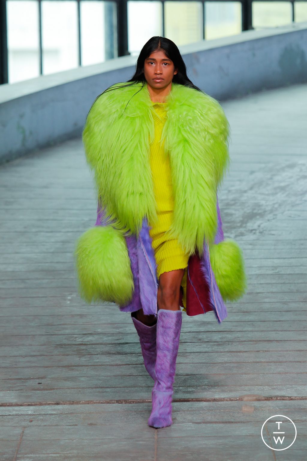 Fashion Week London Fall/Winter 2023 look 45 from the Marques' Almeida collection 女装