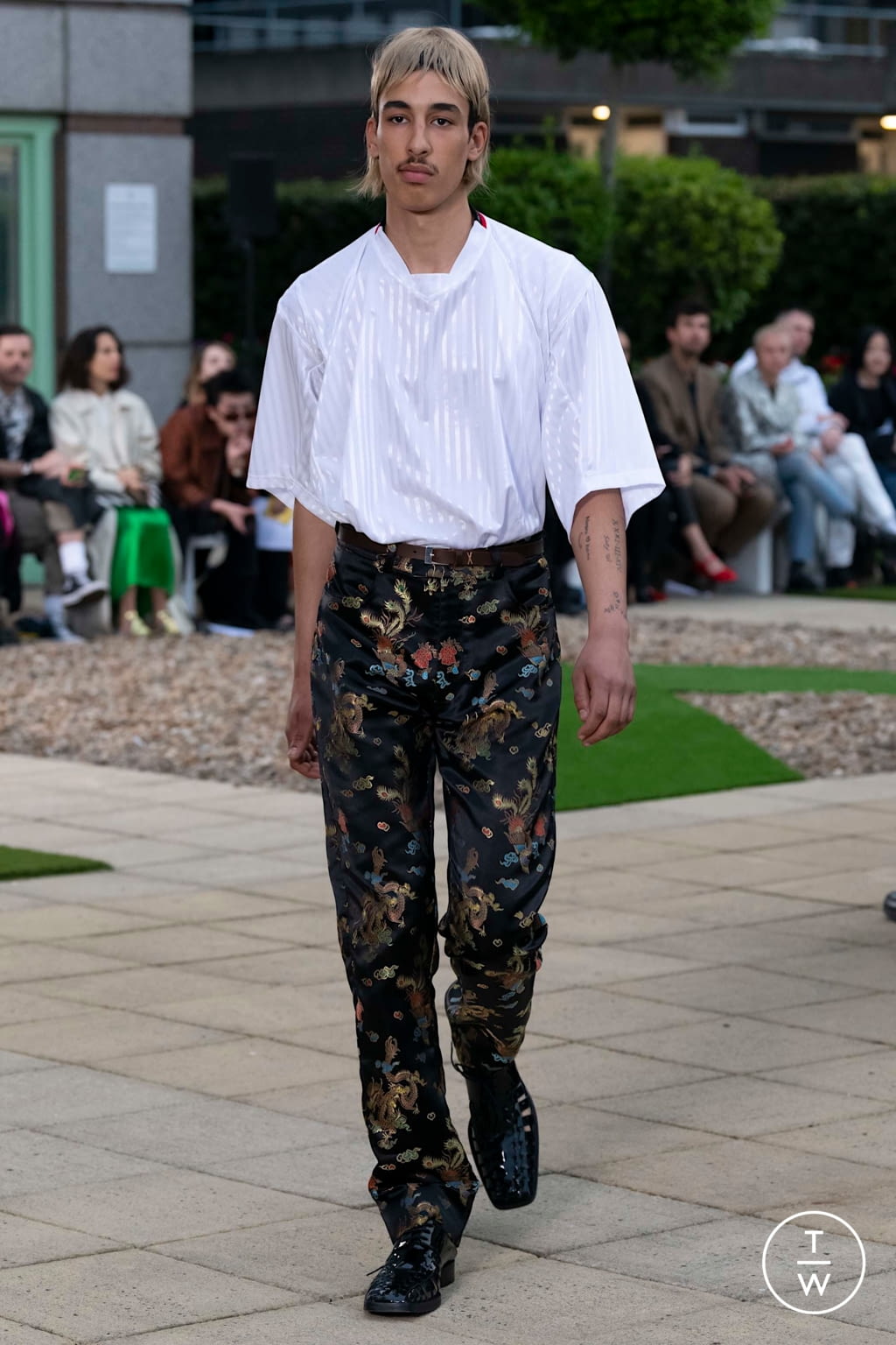Fashion Week London Spring/Summer 2020 look 16 from the Martine Rose collection 男装