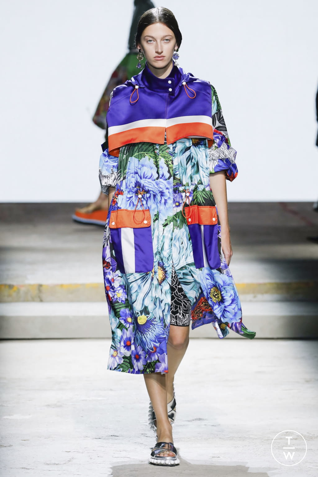 Fashion Week London Spring/Summer 2018 look 7 from the Mary Katrantzou collection 女装