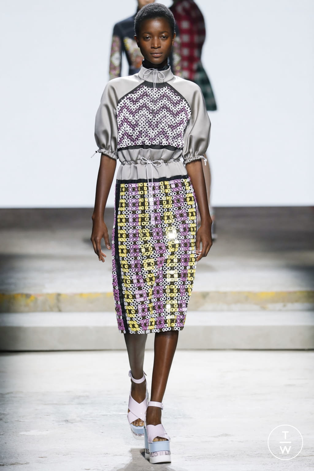 Fashion Week London Spring/Summer 2018 look 24 from the Mary Katrantzou collection 女装