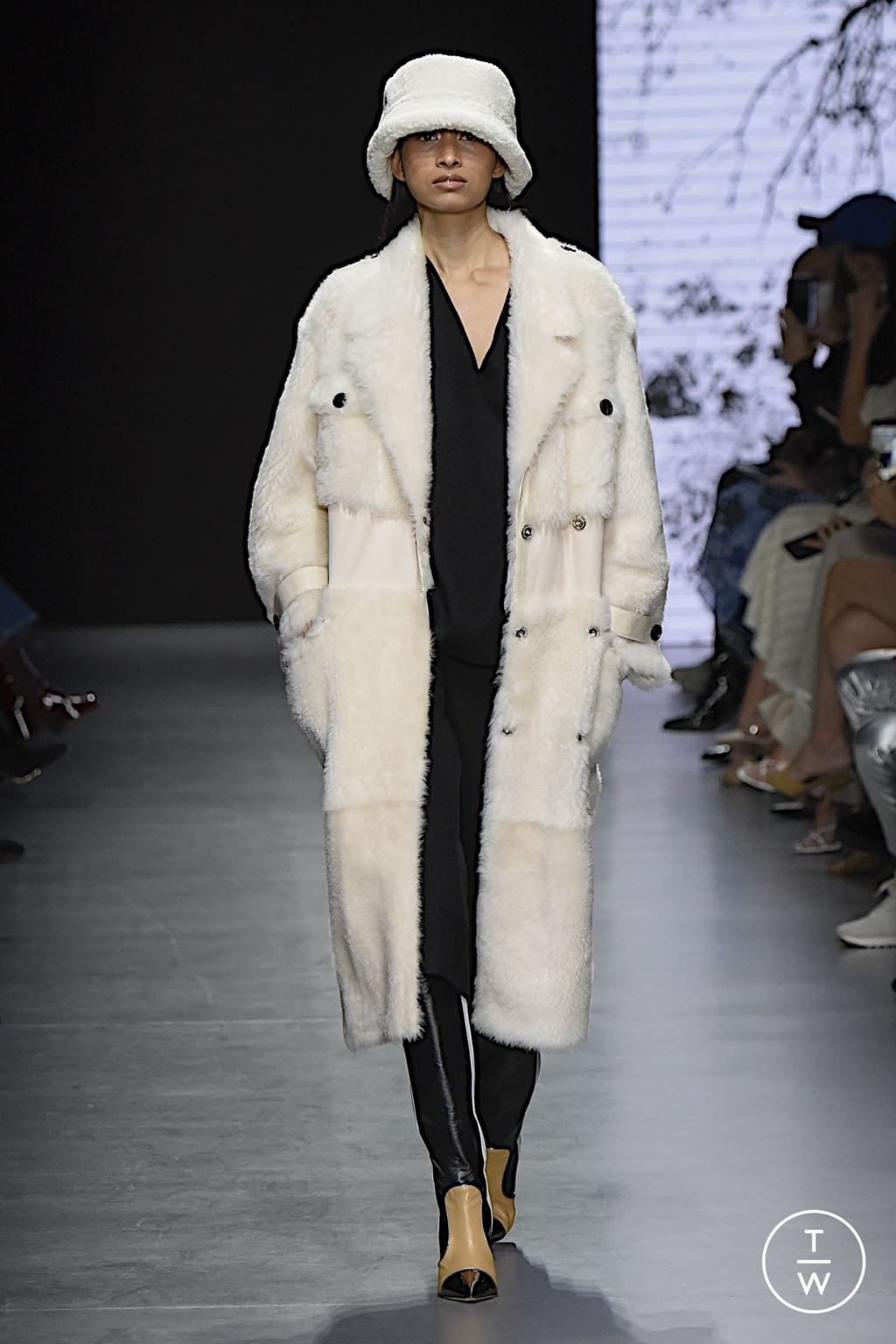 Fashion Week Milan Fall/Winter 2022 look 12 de la collection Maryling womenswear