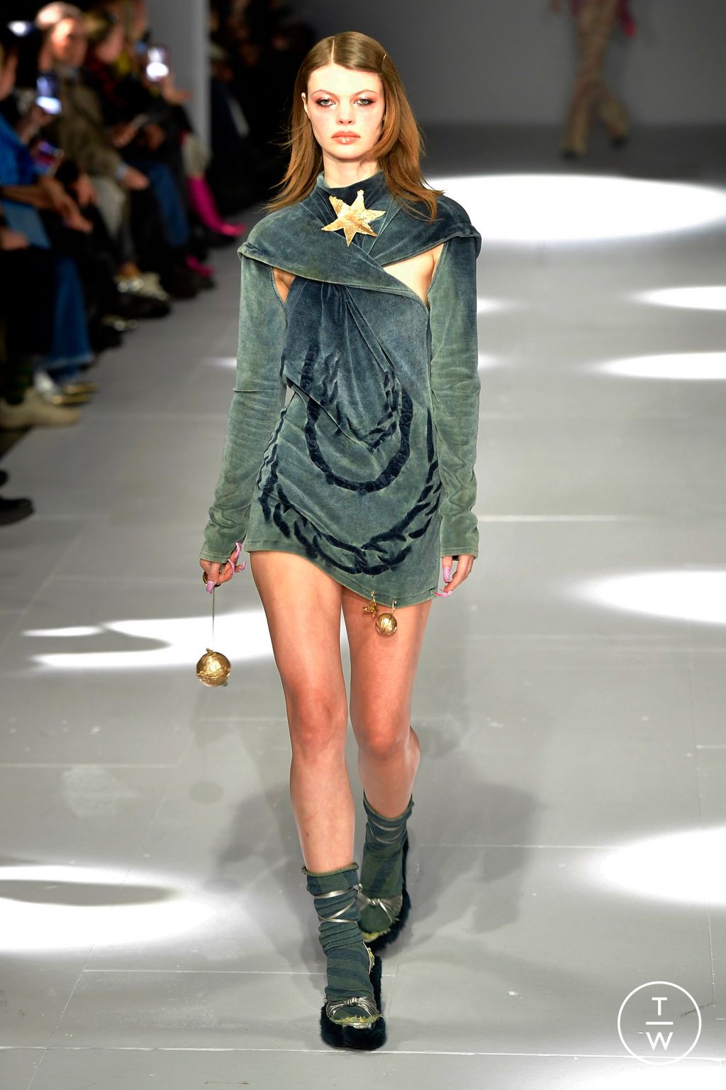 Fashion Week London Fall/Winter 2024 look 1 de la collection Masha Popova womenswear