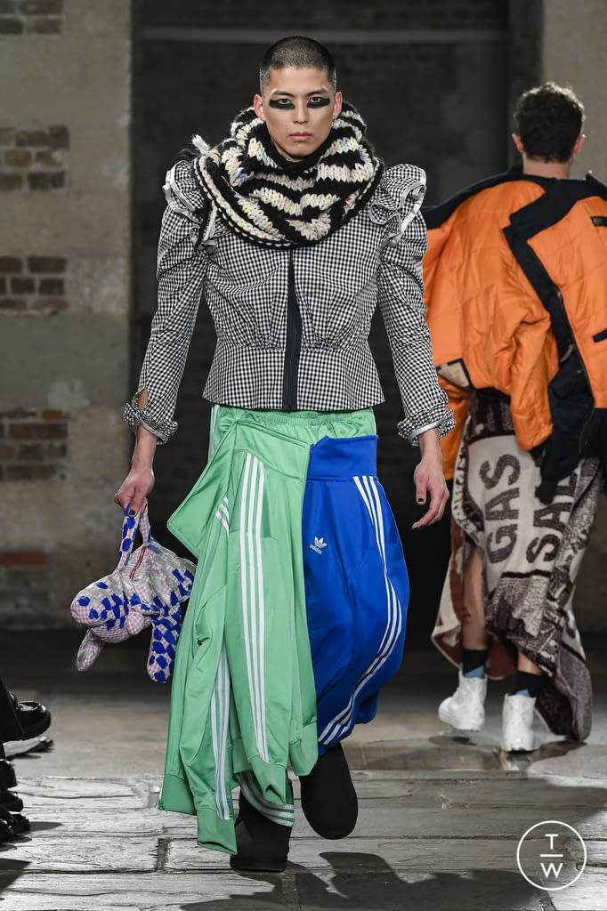 Fashion Week London Fall/Winter 2022 look 17 de la collection Matty Bovan womenswear