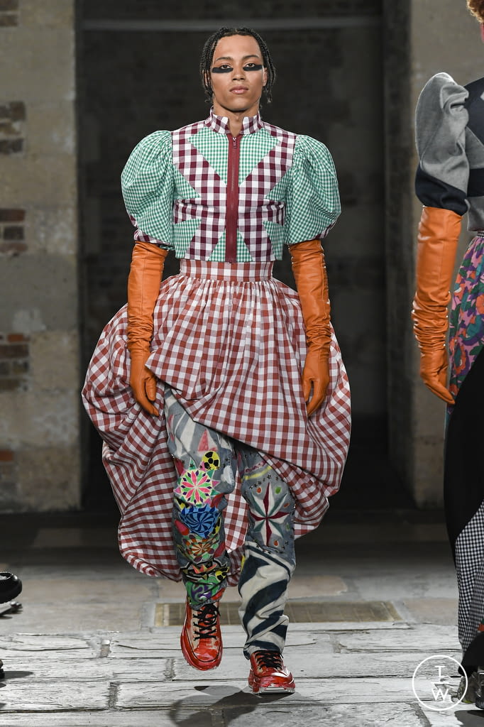 Fashion Week London Fall/Winter 2022 look 21 from the Matty Bovan collection womenswear
