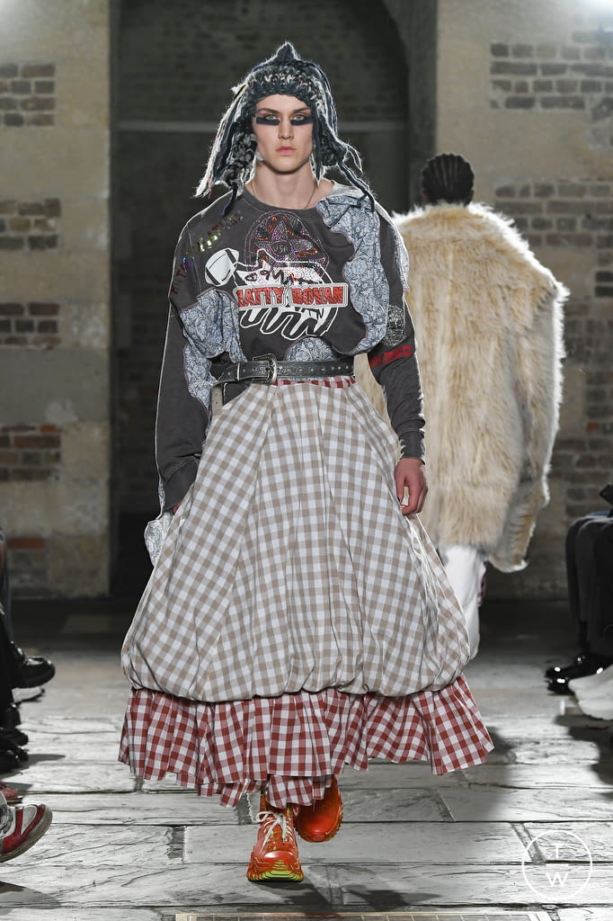 Fashion Week London Fall/Winter 2022 look 30 from the Matty Bovan collection 女装
