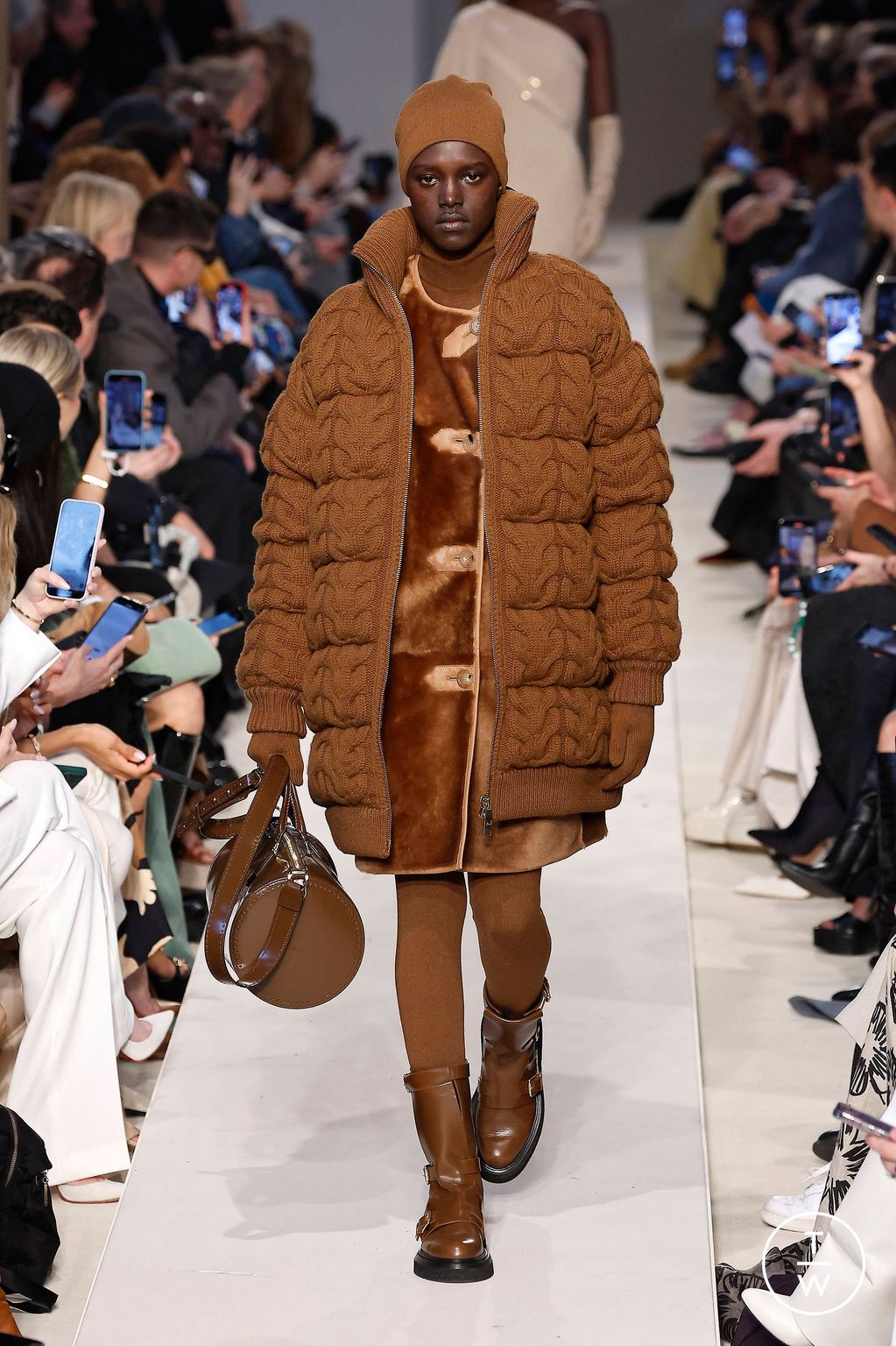 Fashion Week Milan Fall/Winter 2023 look 16 de la collection Max Mara womenswear