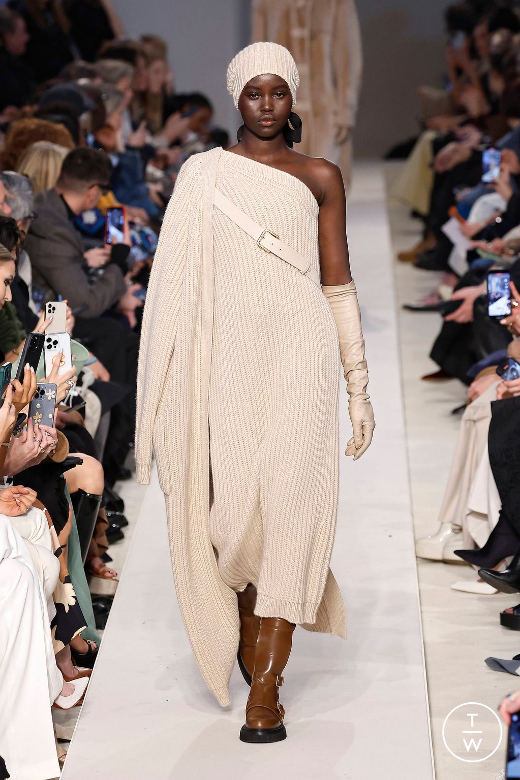 Fashion Week Milan Fall/Winter 2023 look 17 de la collection Max Mara womenswear