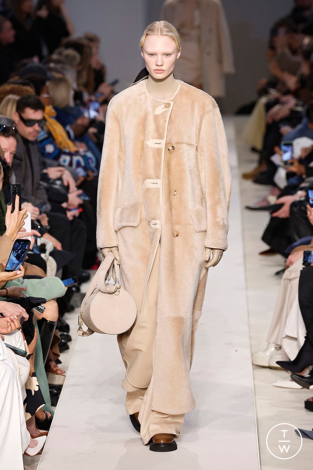 Fashion Week Milan Fall/Winter 2023 look 18 de la collection Max Mara womenswear