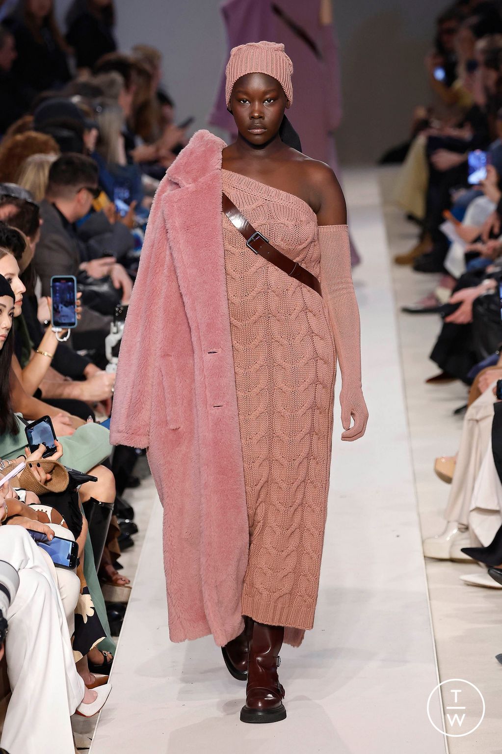 Fashion Week Milan Fall/Winter 2023 look 21 de la collection Max Mara womenswear