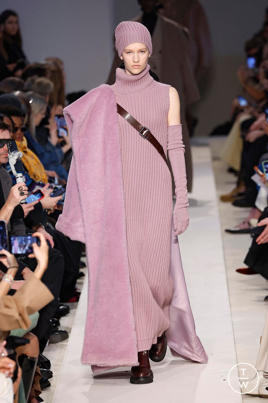 Fashion Week Milan Fall/Winter 2023 look 22 from the Max Mara collection 女装