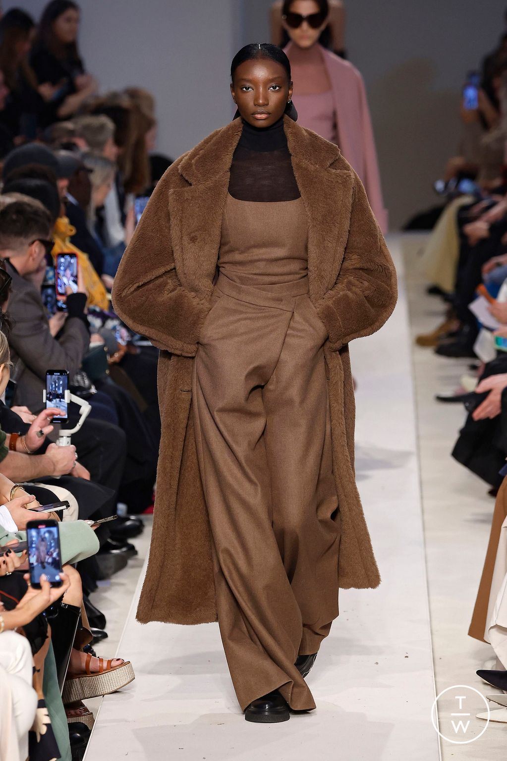 Fashion Week Milan Fall/Winter 2023 look 37 from the Max Mara collection 女装