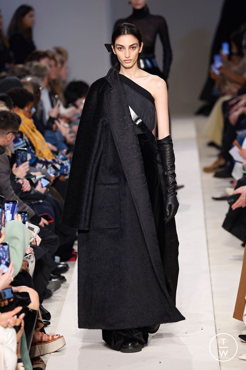 Fashion Week Milan Fall/Winter 2023 look 42 from the Max Mara collection 女装