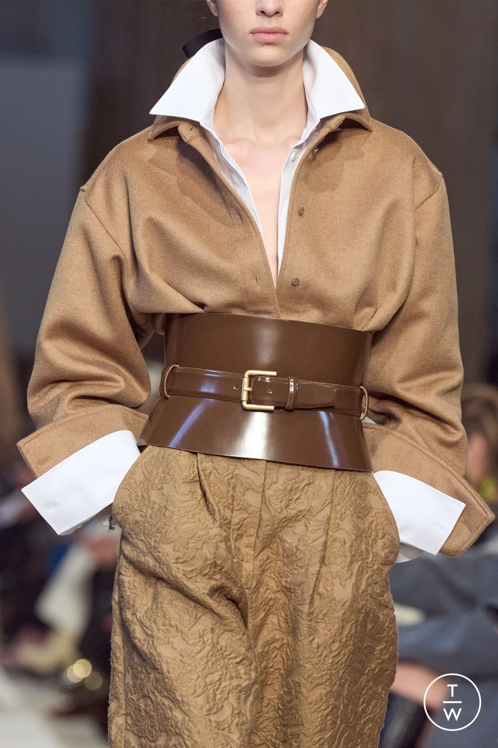 Fashion Week Milan Fall/Winter 2023 look 13 de la collection Max Mara womenswear accessories