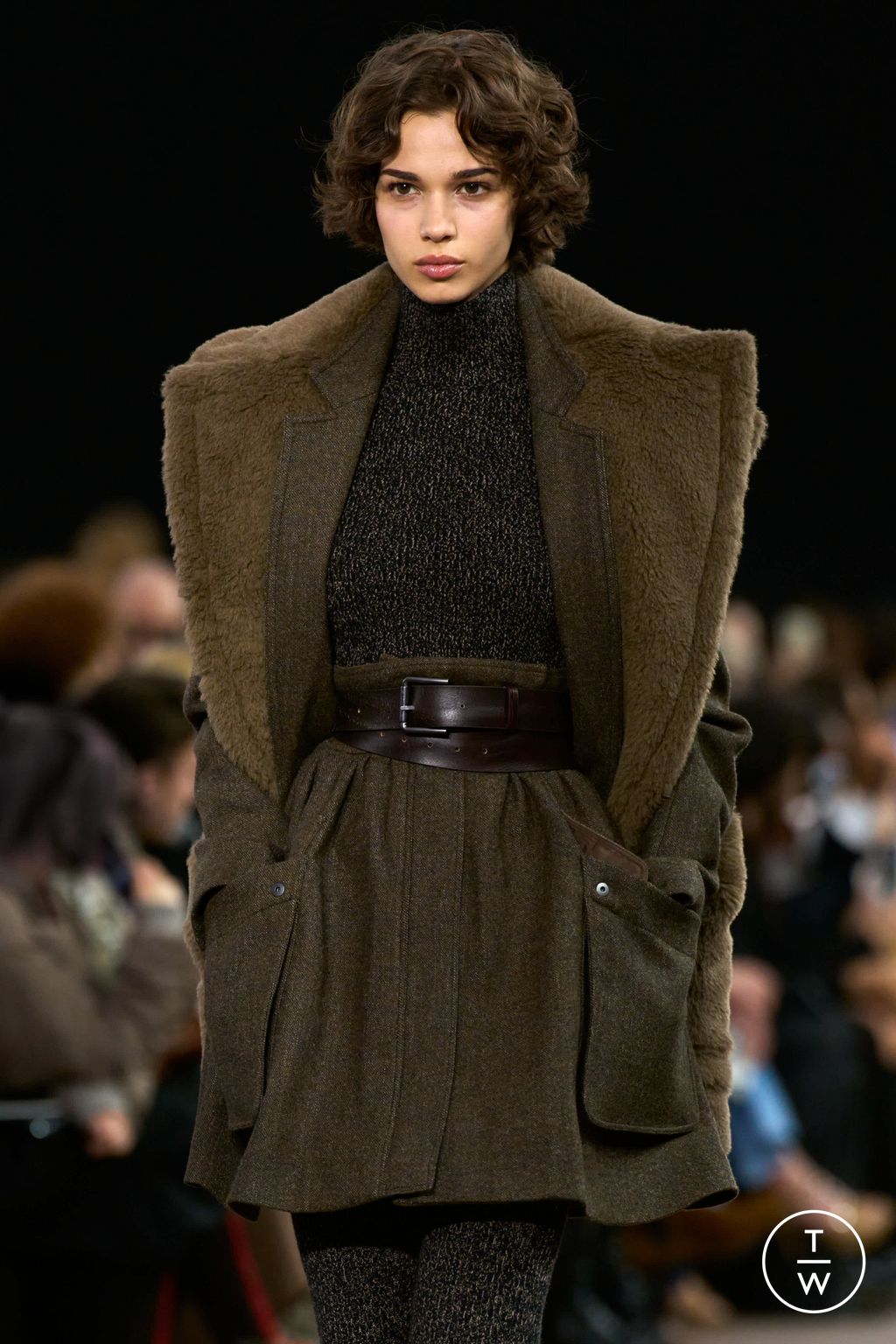 Fashion Week Milan Fall/Winter 2025 look 40 from the Max Mara collection 女装配饰