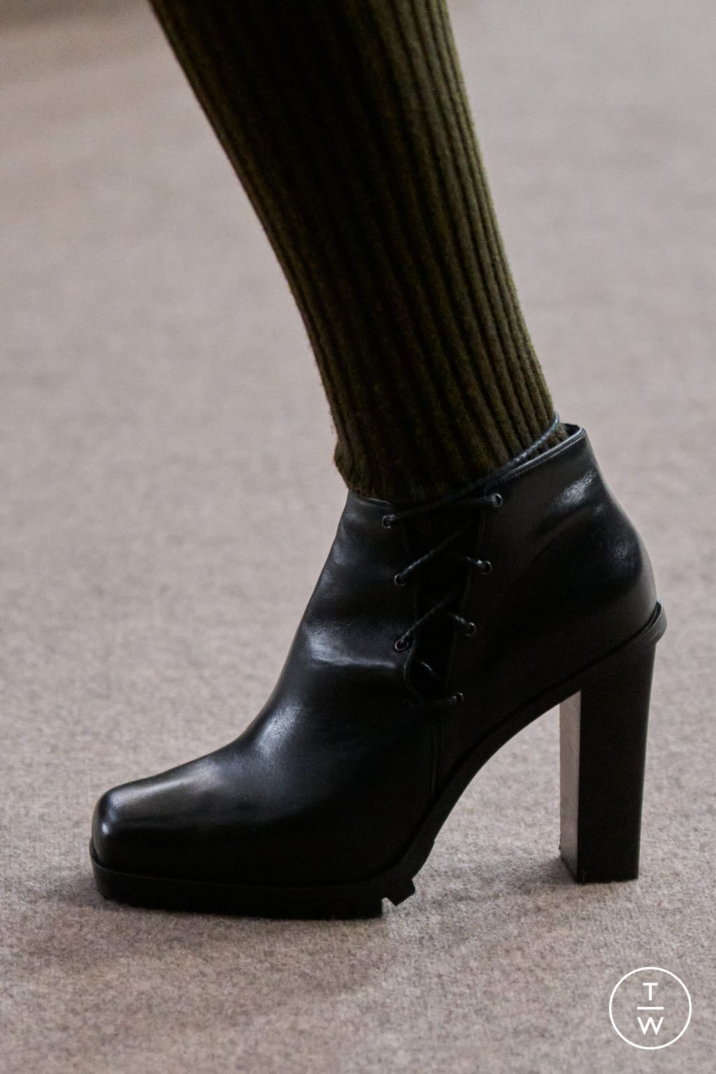 Fashion Week Milan Fall/Winter 2025 look 44 from the Max Mara collection 女装配饰