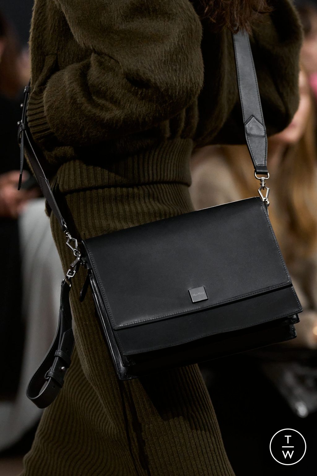 Fashion Week Milan Fall/Winter 2025 look 53 from the Max Mara collection 女装配饰