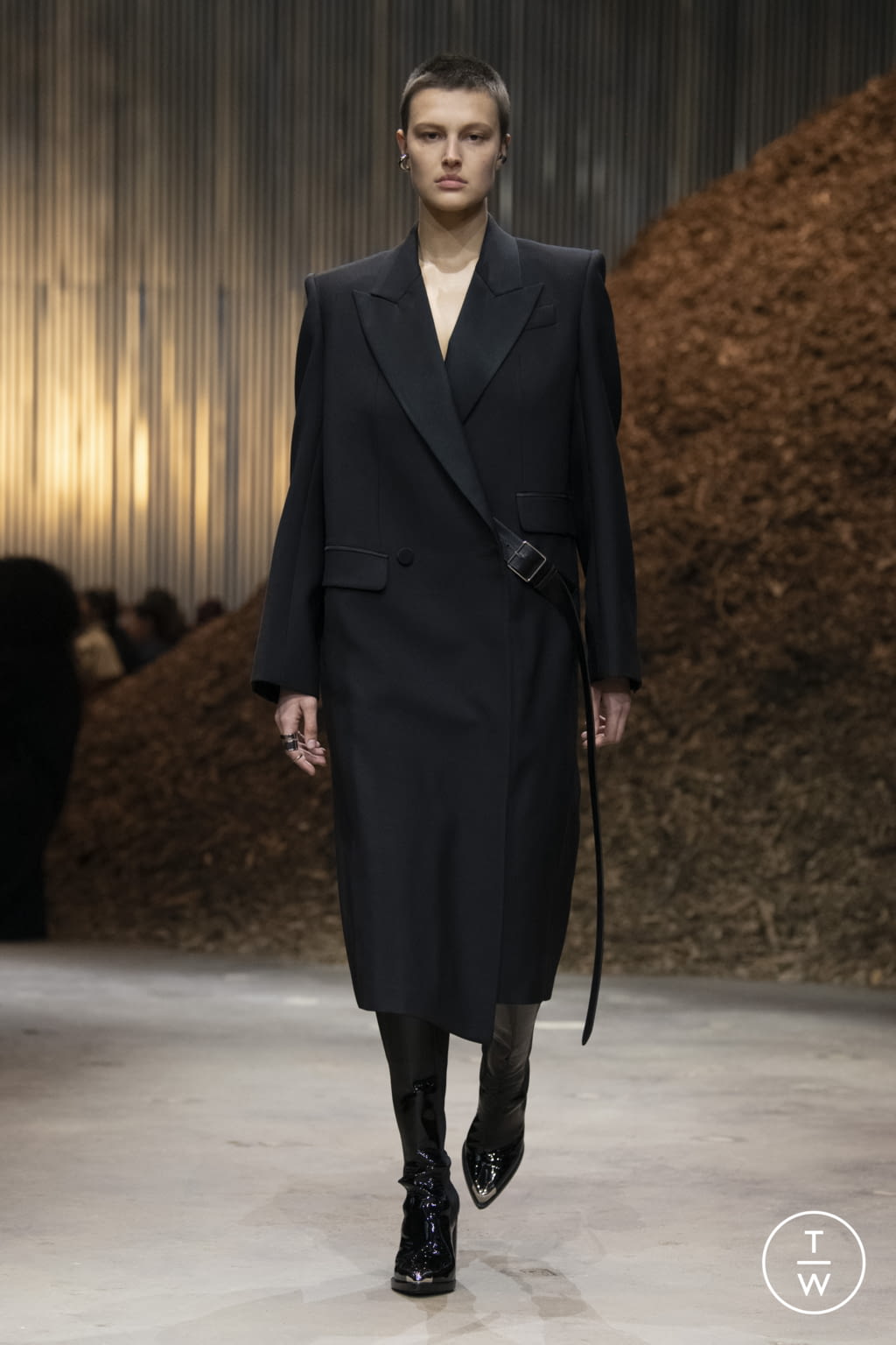 Fashion Week New York Fall/Winter 2022 look 2 from the Alexander McQueen collection 女装