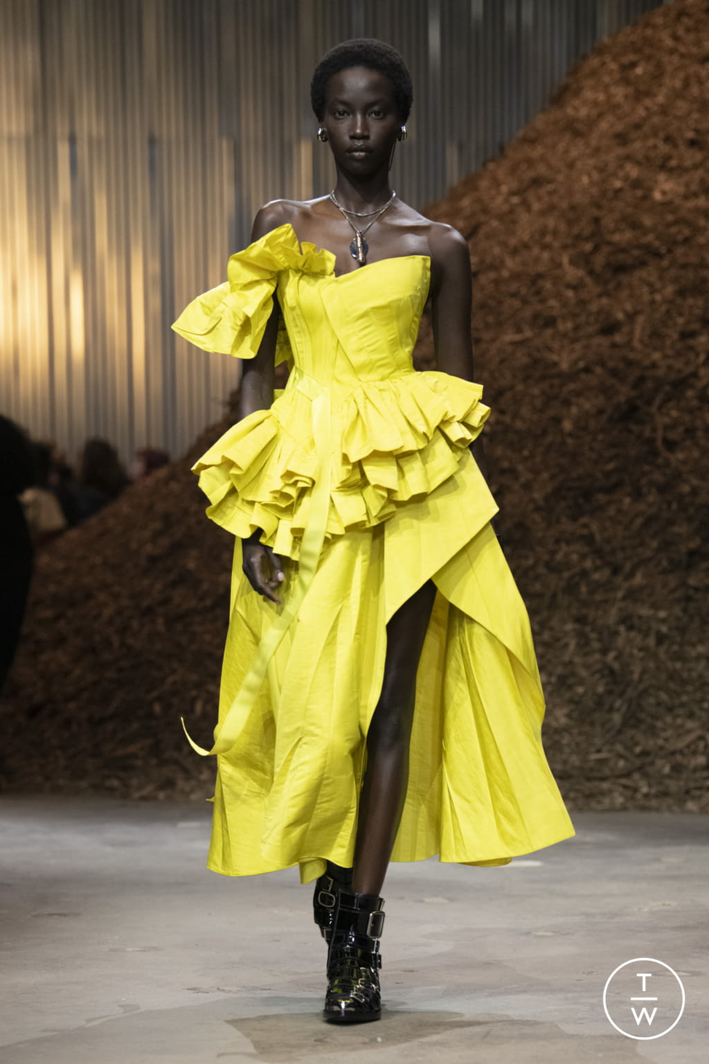 Fashion Week New York Fall/Winter 2022 look 5 from the Alexander McQueen collection womenswear