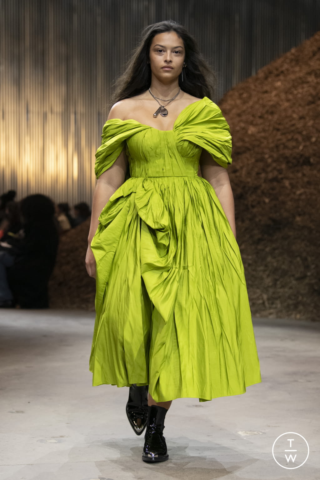 Fashion Week New York Fall/Winter 2022 look 7 from the Alexander McQueen collection womenswear