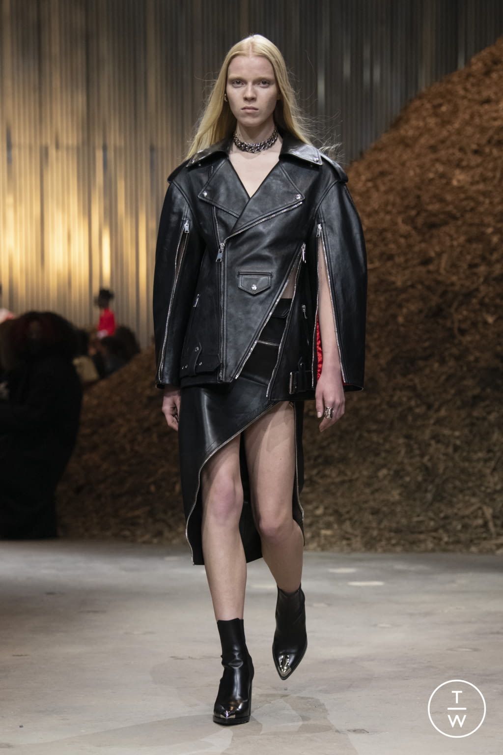 Fashion Week New York Fall/Winter 2022 look 17 from the Alexander McQueen collection womenswear