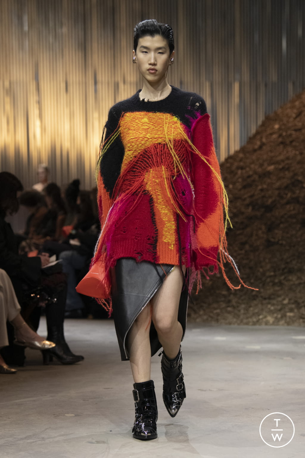 Fashion Week New York Fall/Winter 2022 look 21 from the Alexander McQueen collection womenswear