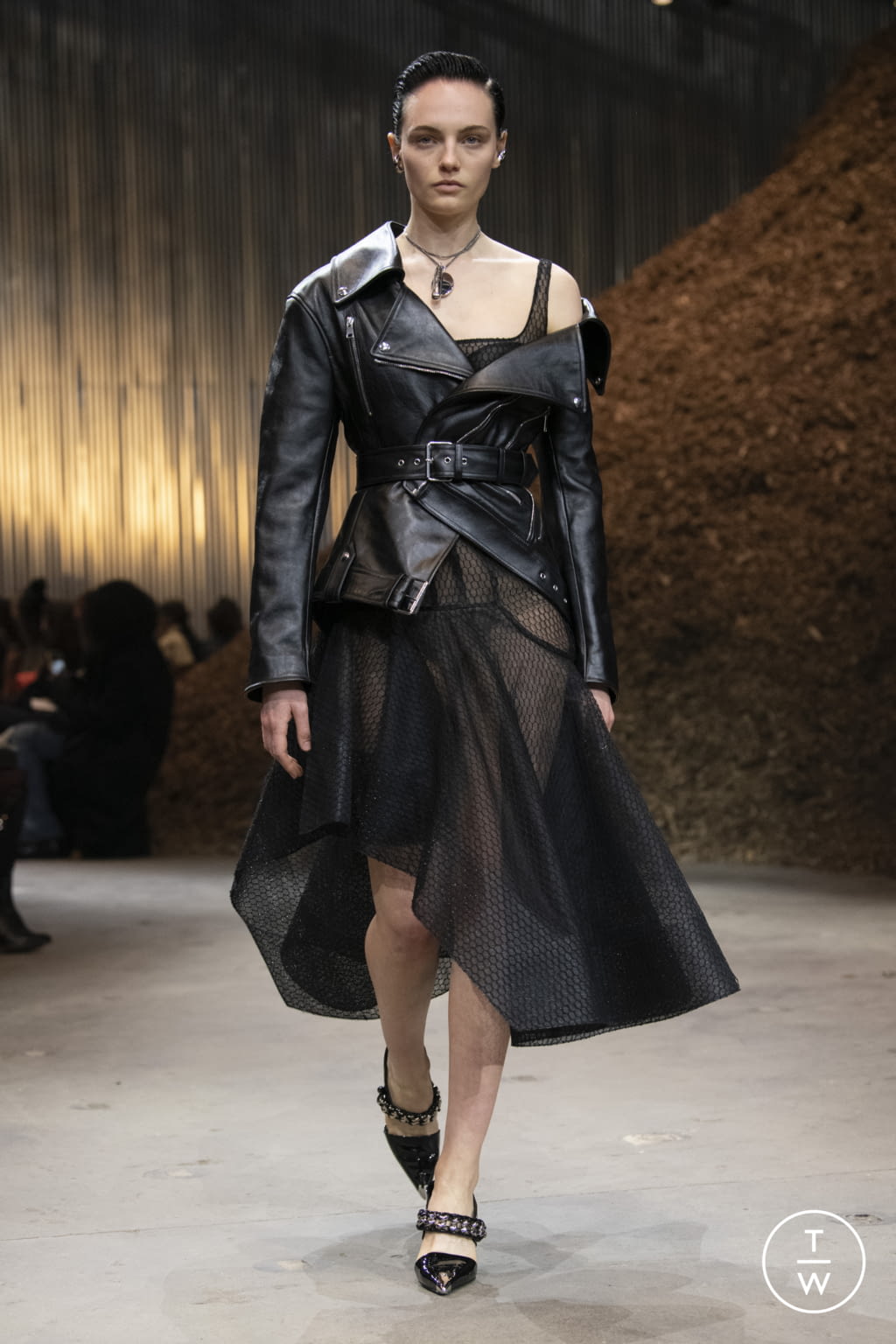 Fashion Week New York Fall/Winter 2022 look 24 from the Alexander McQueen collection womenswear