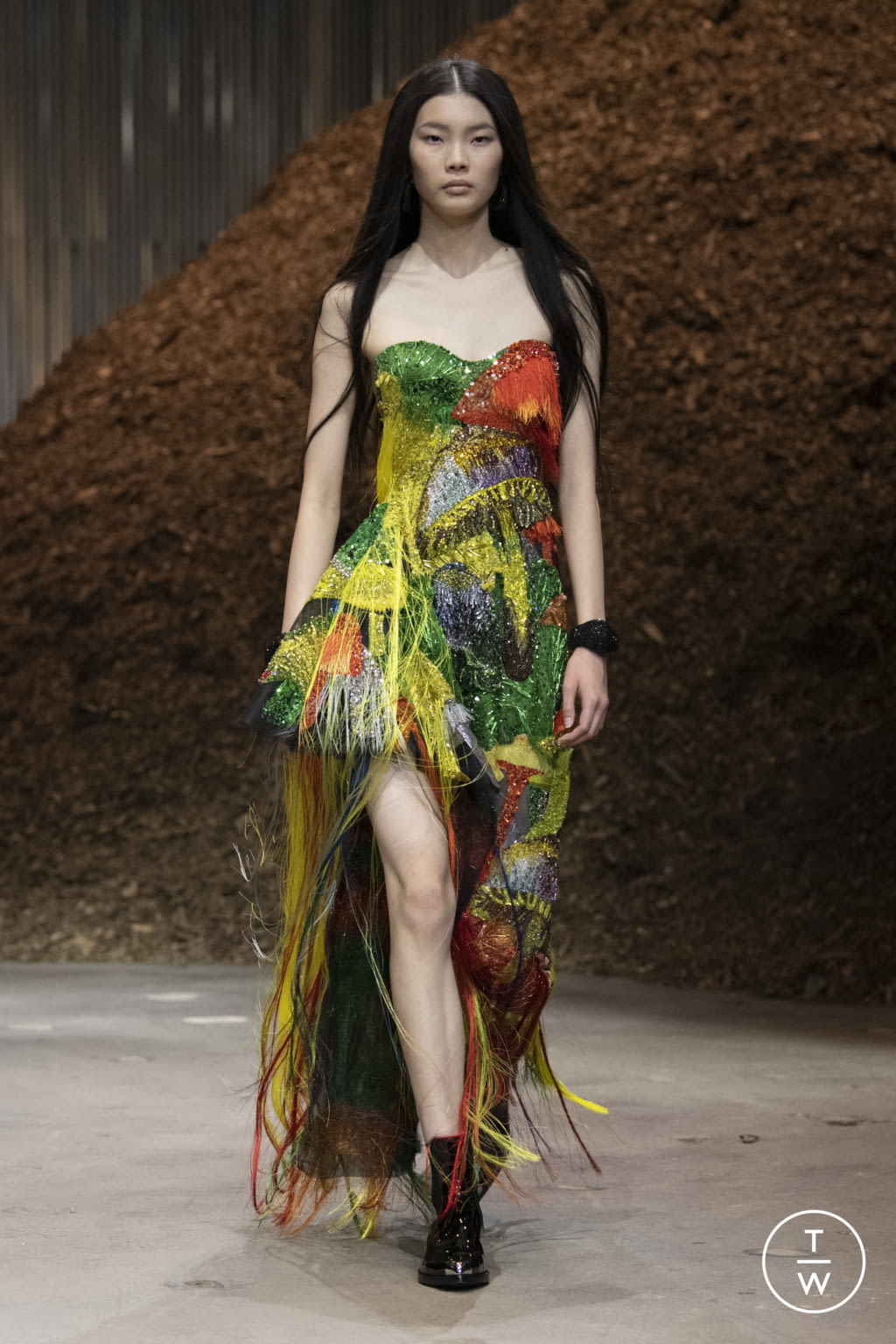 Fashion Week New York Fall/Winter 2022 look 25 from the Alexander McQueen collection womenswear
