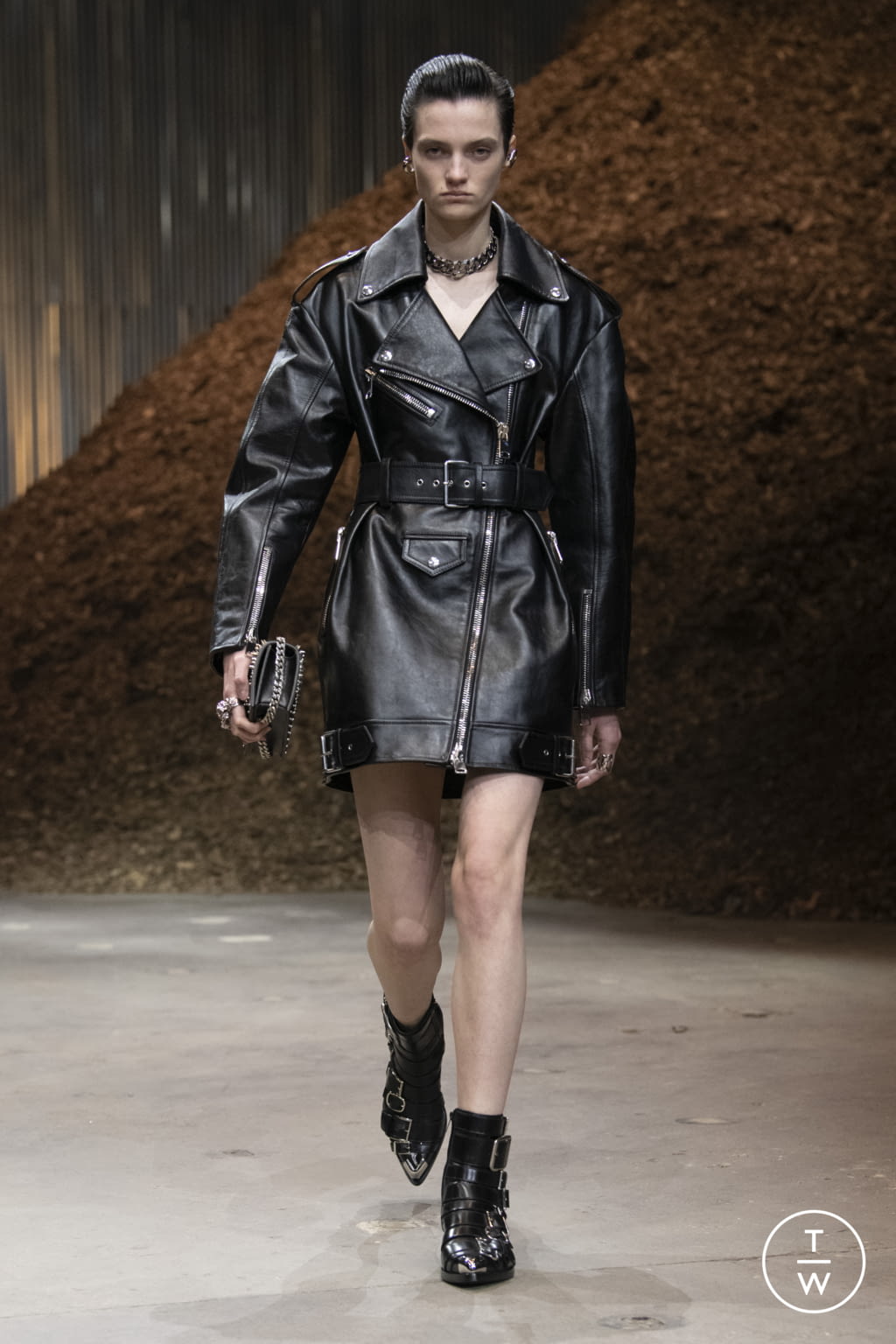 Fashion Week New York Fall/Winter 2022 look 26 from the Alexander McQueen collection womenswear
