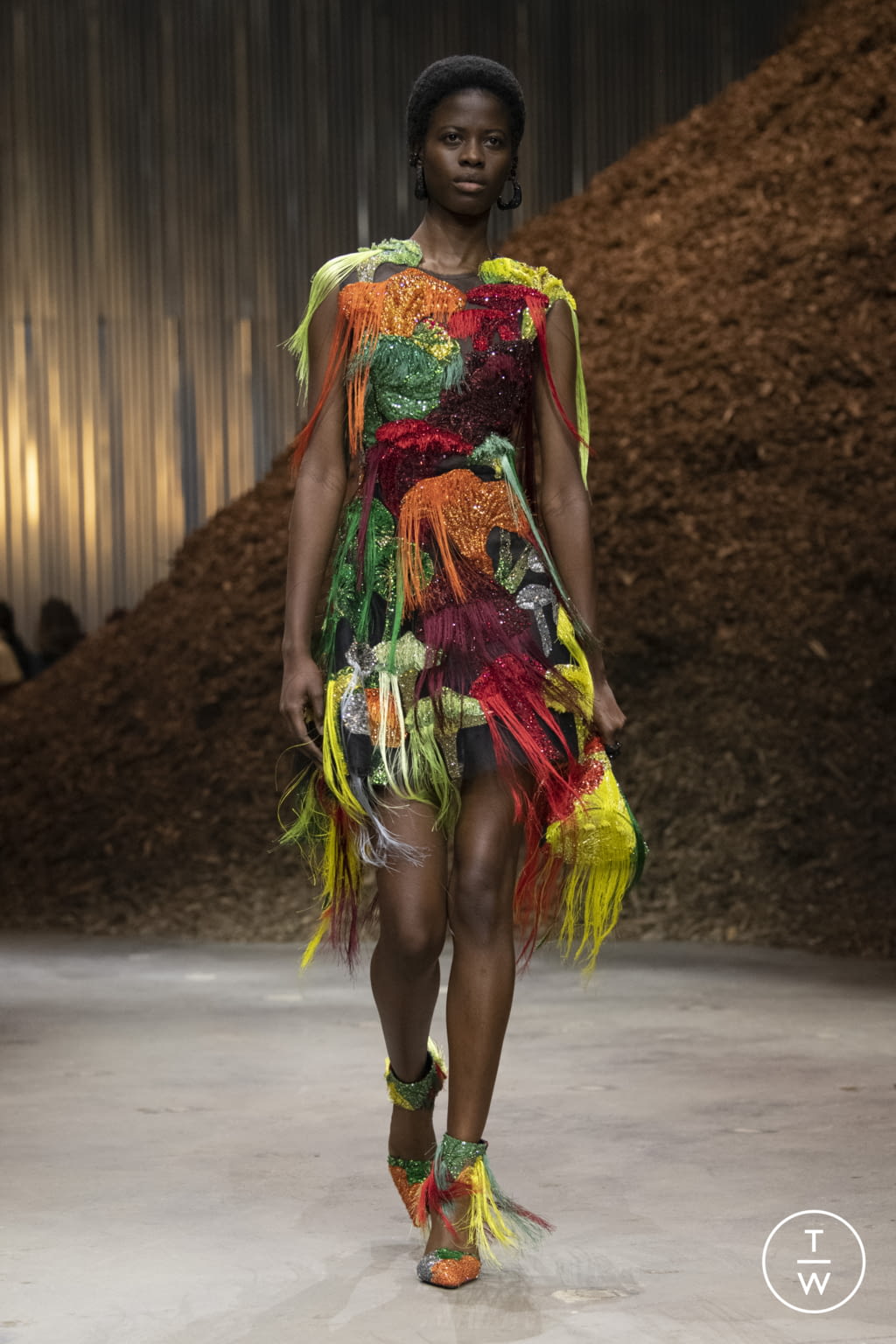 Fashion Week New York Fall/Winter 2022 look 27 from the Alexander McQueen collection womenswear