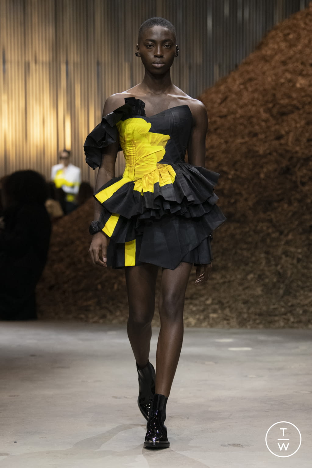 Fashion Week New York Fall/Winter 2022 look 29 from the Alexander McQueen collection womenswear
