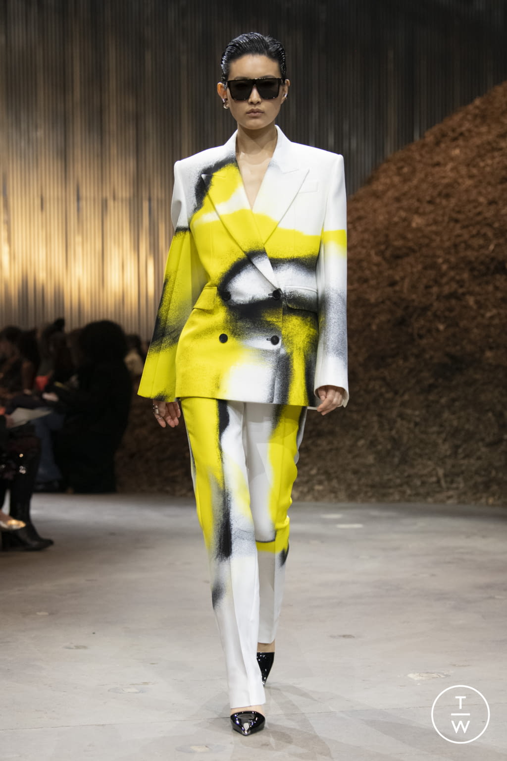 Fashion Week New York Fall/Winter 2022 look 30 from the Alexander McQueen collection womenswear