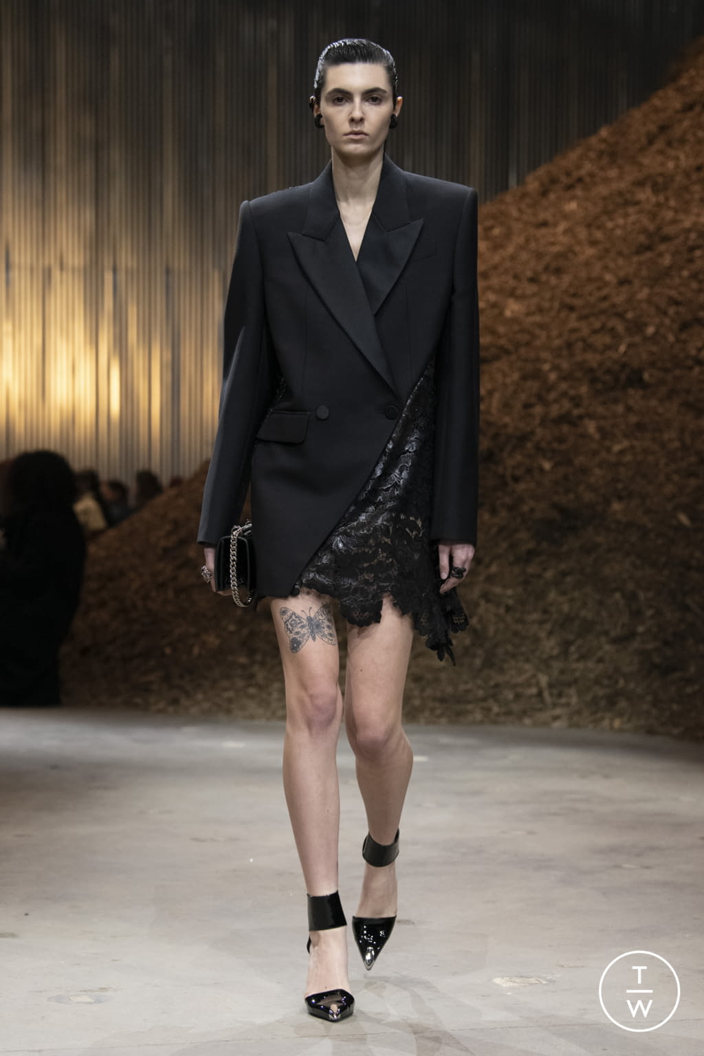 Fashion Week New York Fall/Winter 2022 look 32 from the Alexander McQueen collection 女装