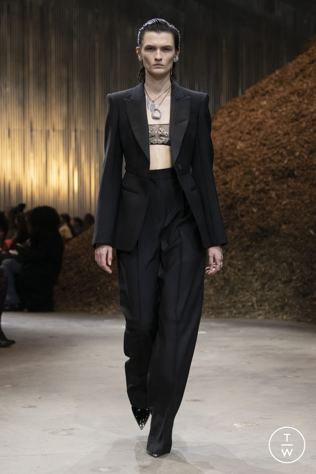 Fashion Week New York Fall/Winter 2022 look 34 from the Alexander McQueen collection 女装