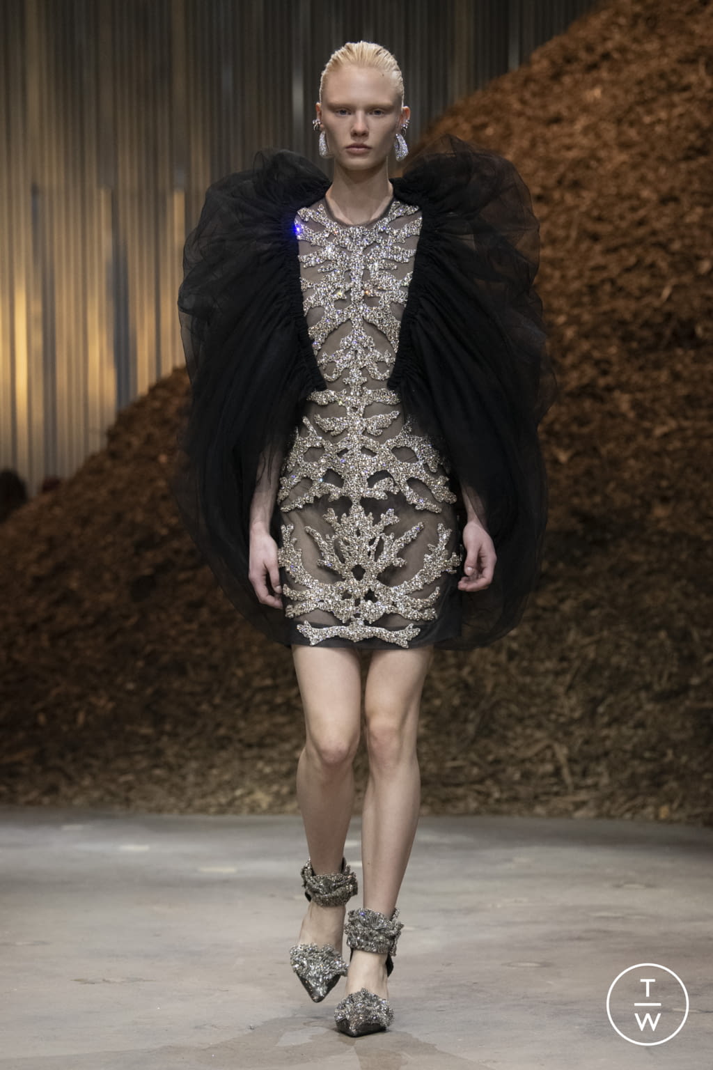 Fashion Week New York Fall/Winter 2022 look 35 from the Alexander McQueen collection womenswear