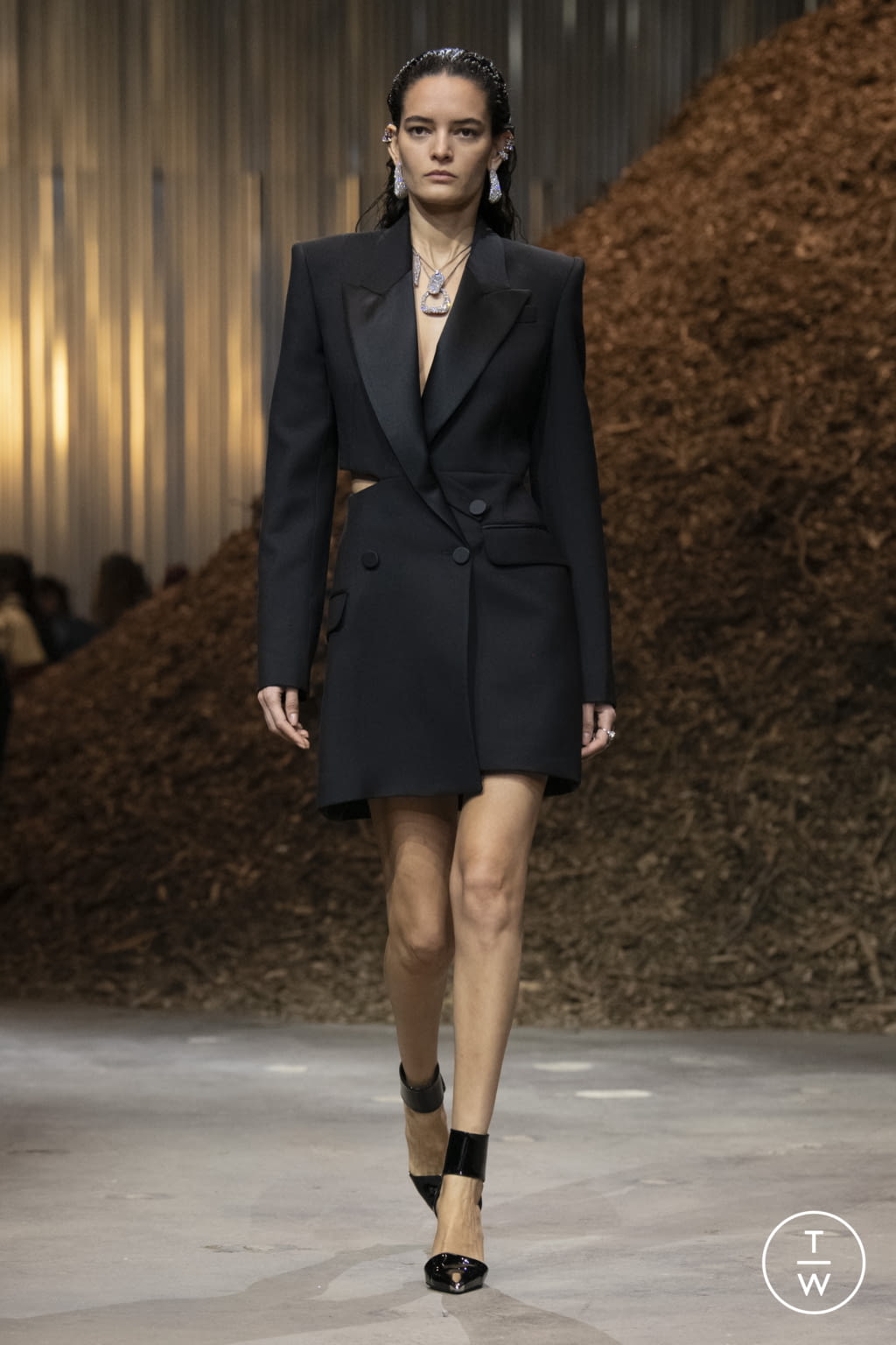 Fashion Week New York Fall/Winter 2022 look 36 from the Alexander McQueen collection womenswear