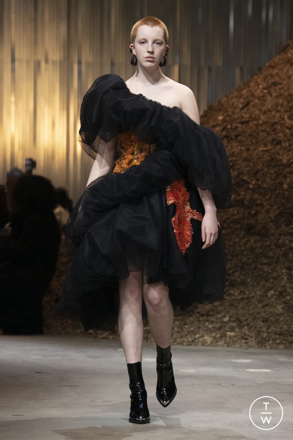 Fashion Week New York Fall/Winter 2022 look 39 from the Alexander McQueen collection 女装