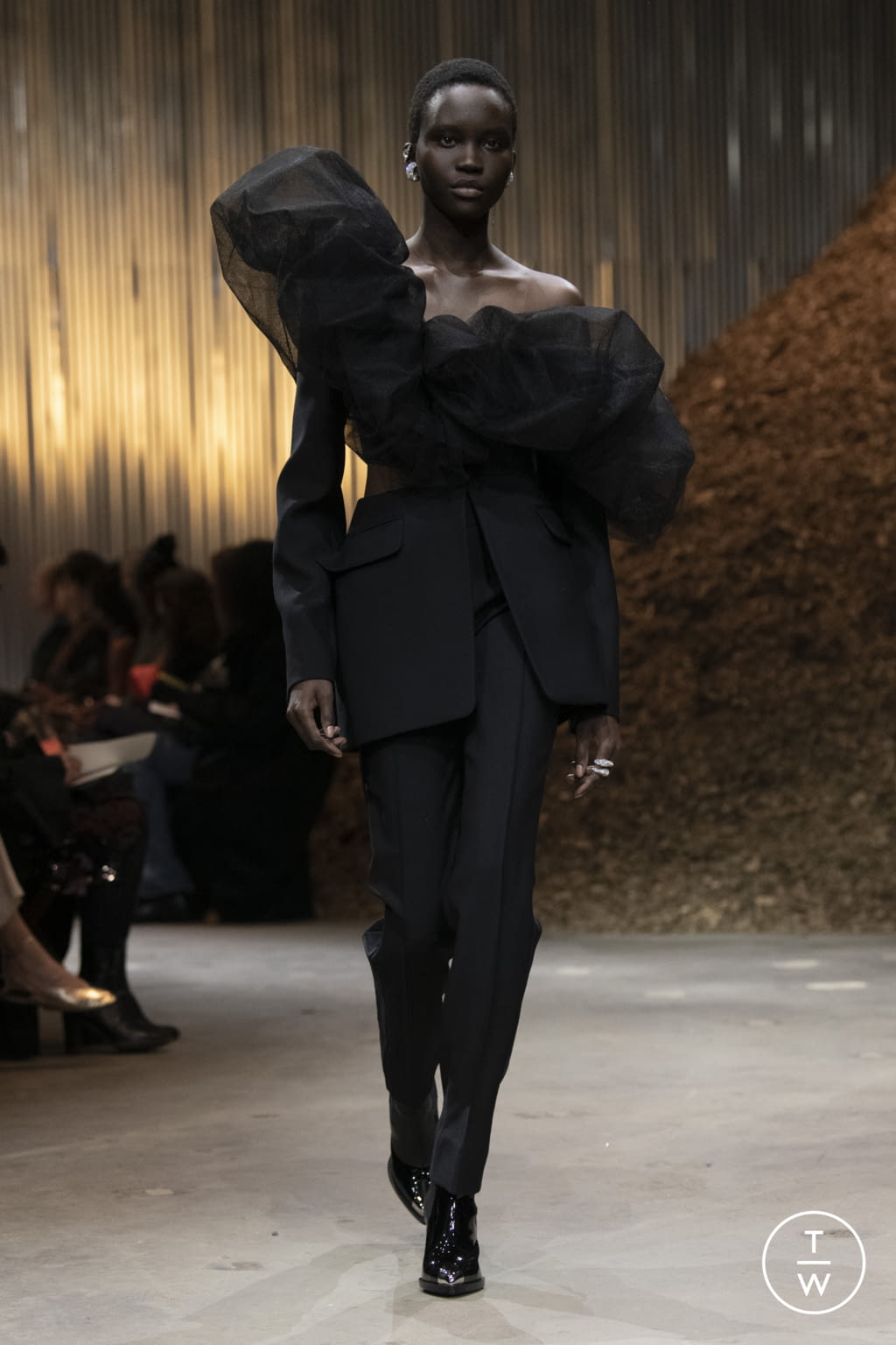 Fashion Week New York Fall/Winter 2022 look 40 from the Alexander McQueen collection womenswear