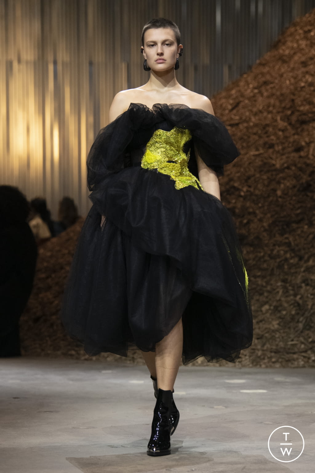 Fashion Week New York Fall/Winter 2022 look 41 from the Alexander McQueen collection womenswear