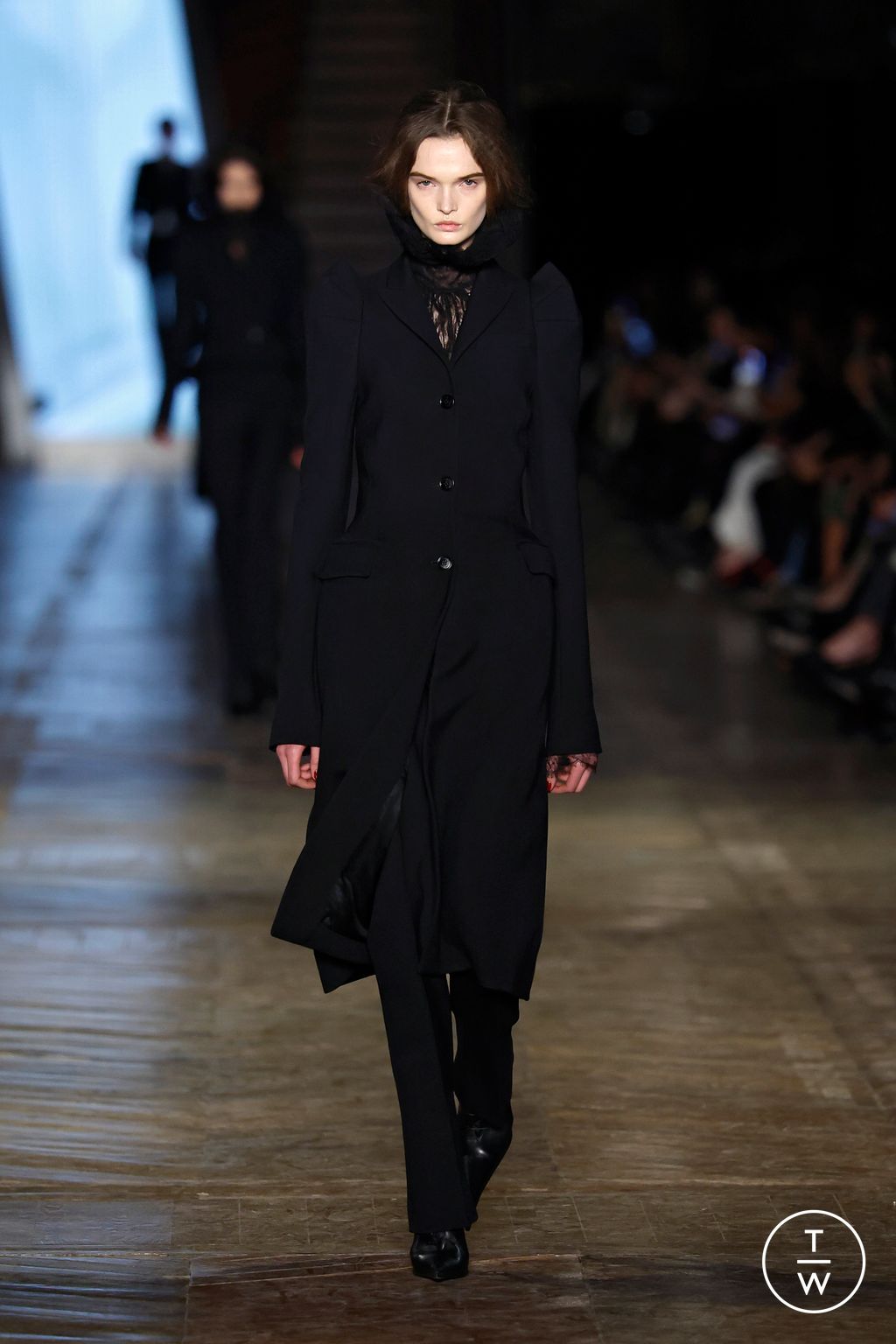 Fashion Week Paris Fall/Winter 2025 look 1 from the McQueen collection womenswear