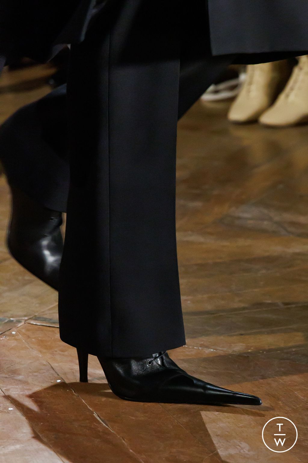 Fashion Week Paris Fall/Winter 2025 look 1 from the McQueen collection womenswear accessories