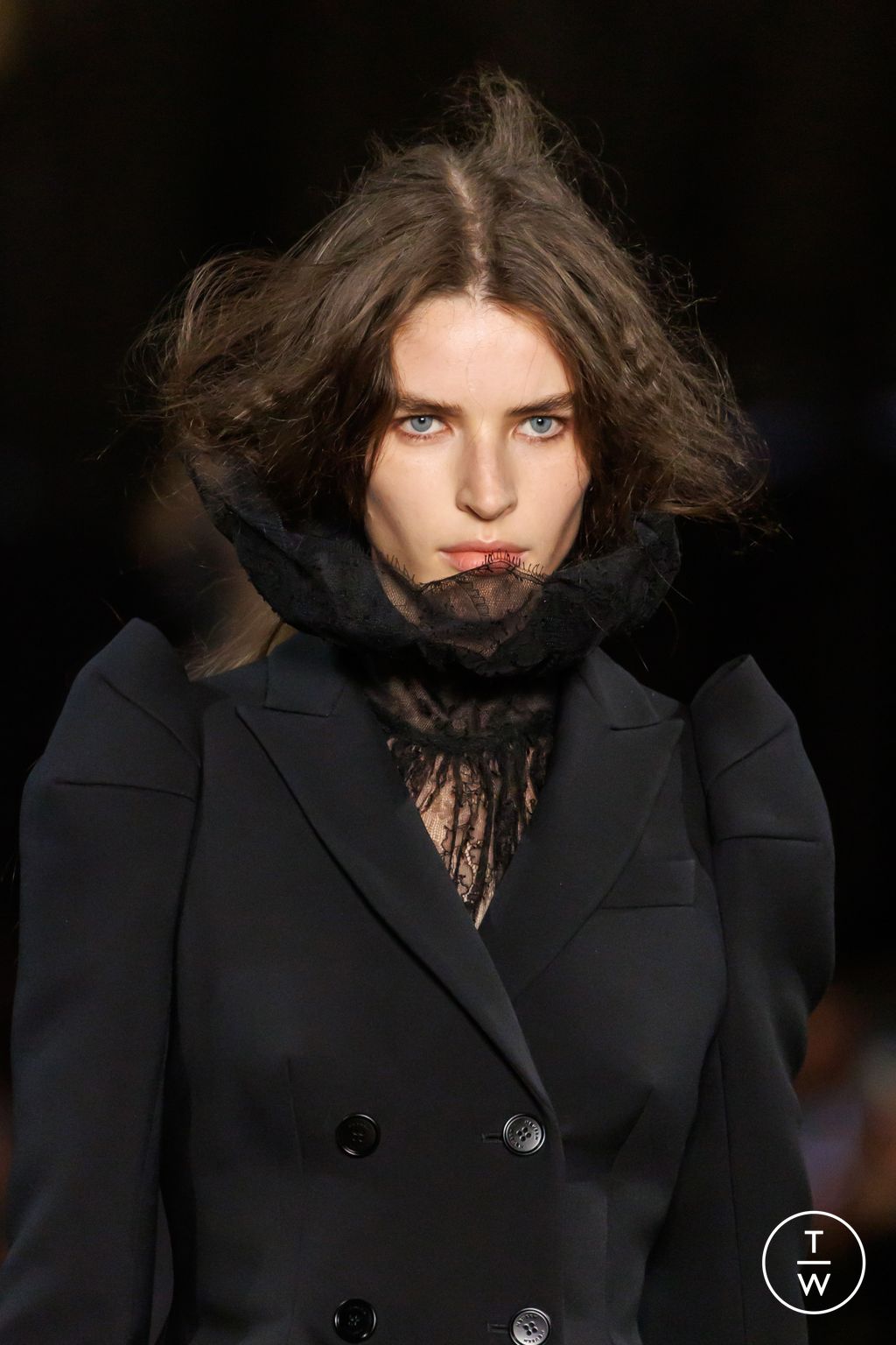 Fashion Week Paris Fall/Winter 2025 look 3 from the McQueen collection womenswear accessories