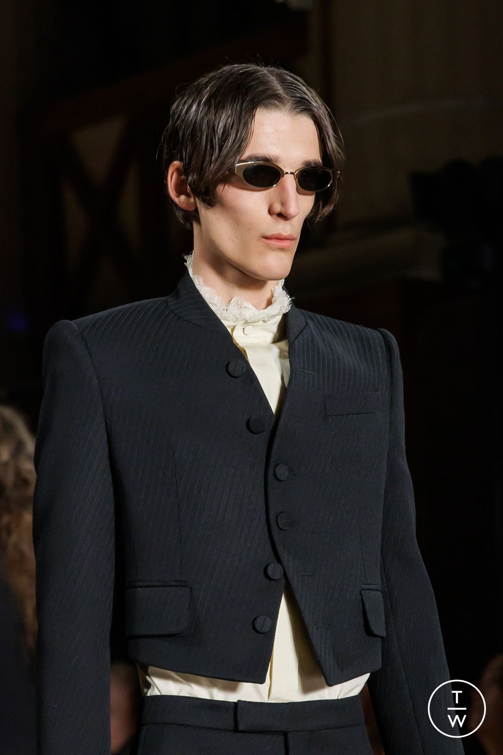 Fashion Week Paris Fall/Winter 2025 look 4 from the McQueen collection womenswear accessories