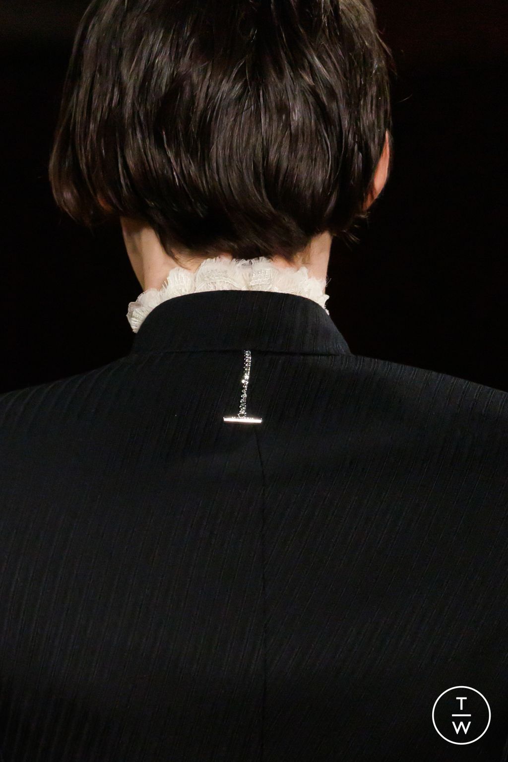 Fashion Week Paris Fall/Winter 2025 look 7 from the McQueen collection womenswear accessories