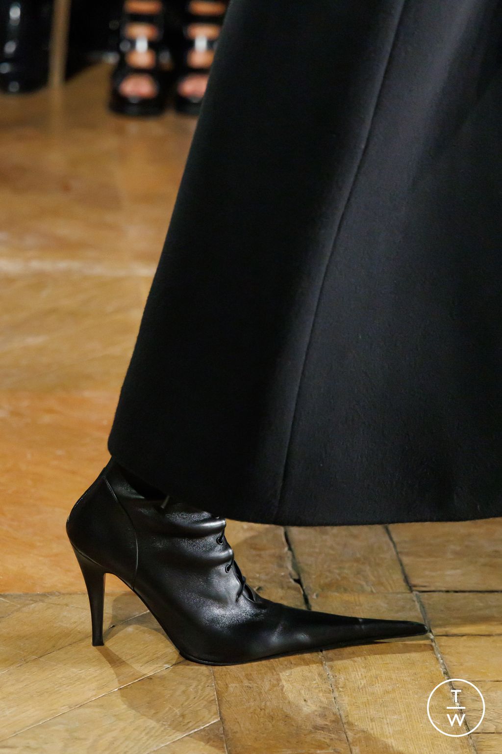 Fashion Week Paris Fall/Winter 2025 look 9 from the McQueen collection womenswear accessories