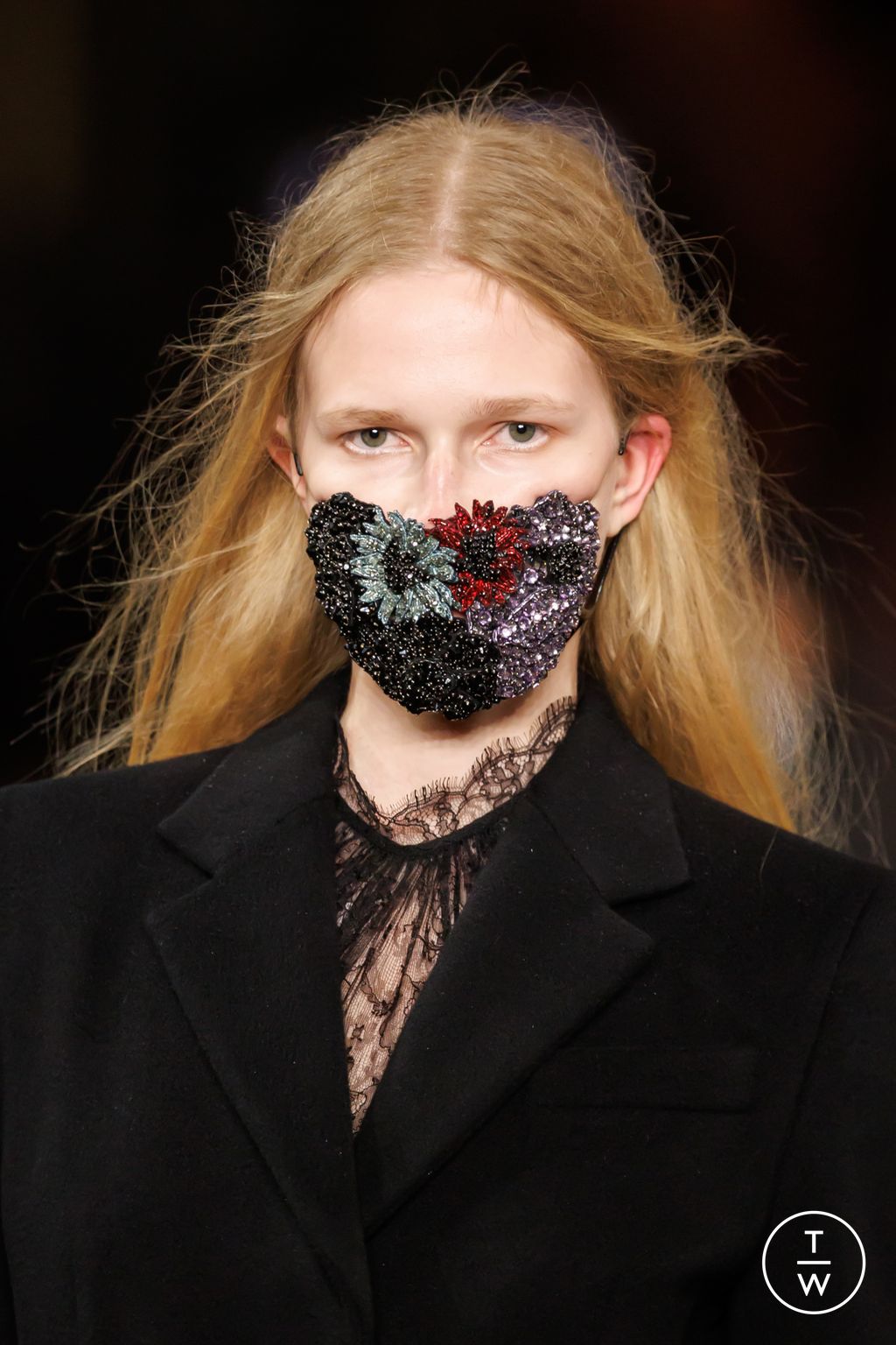Fashion Week Paris Fall/Winter 2025 look 10 from the McQueen collection womenswear accessories